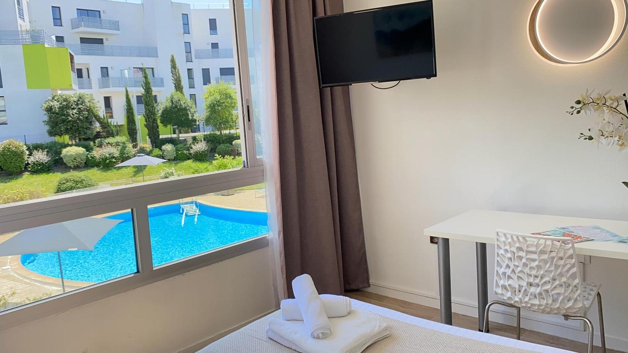Renovated Studio Pool View Garden View